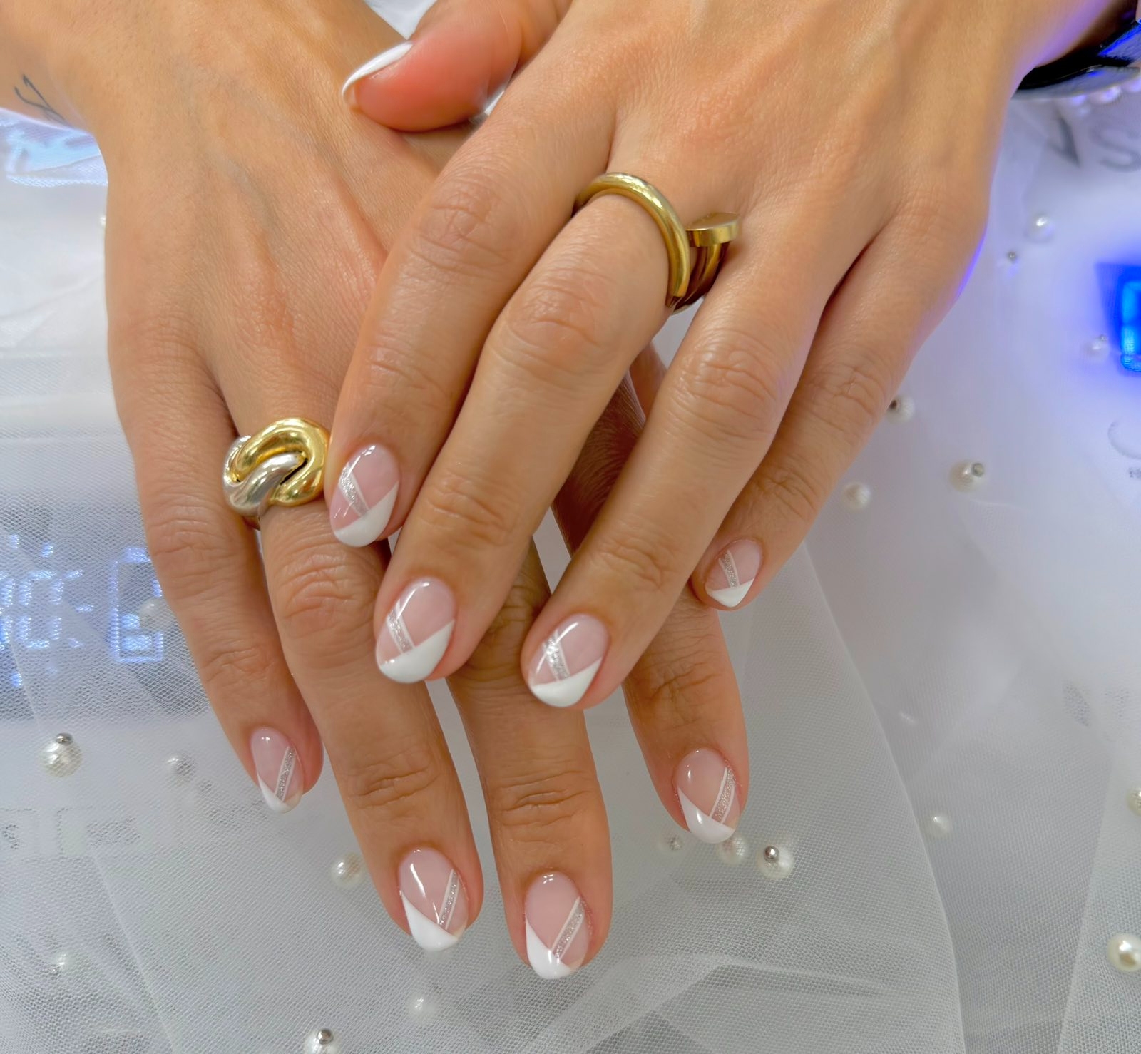 French manicure blanca con detalle plateado