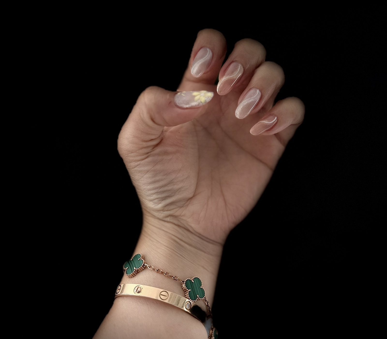 Uñas nude con efecto sirena sobre fondo negro